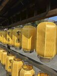 中式古建下的黄色灯笼阵列