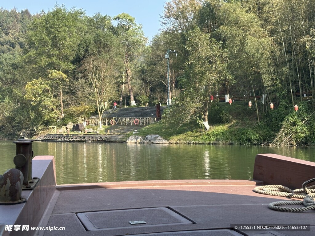 湖畔静谧观景台