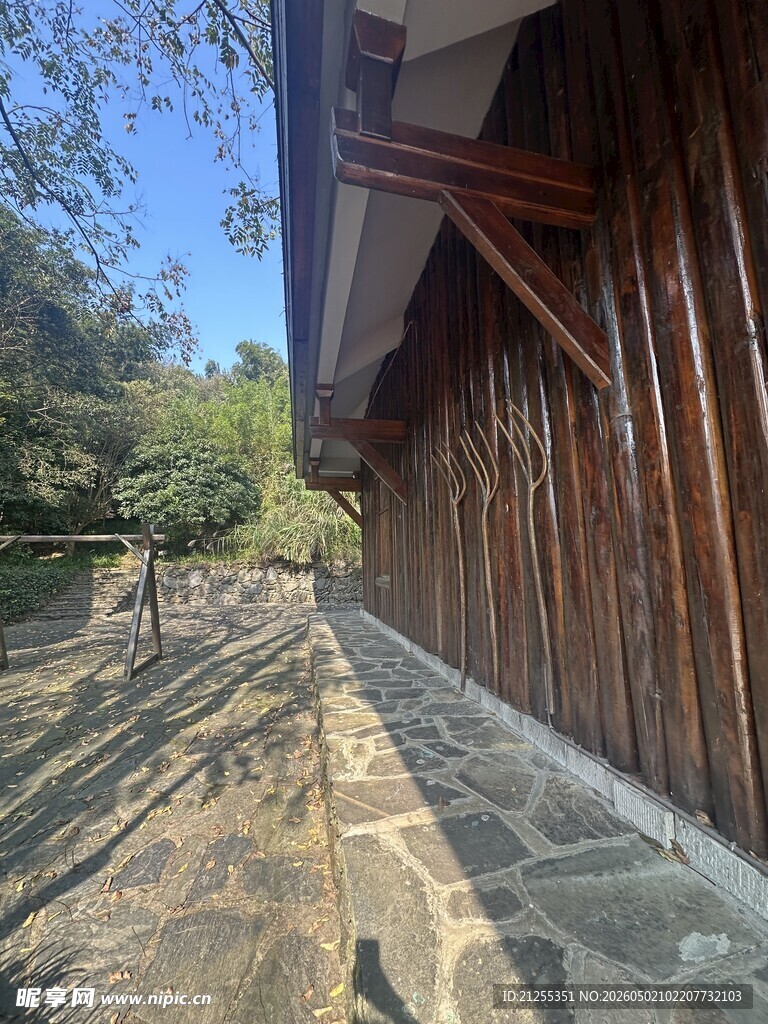 木质建筑旁的幽静石径