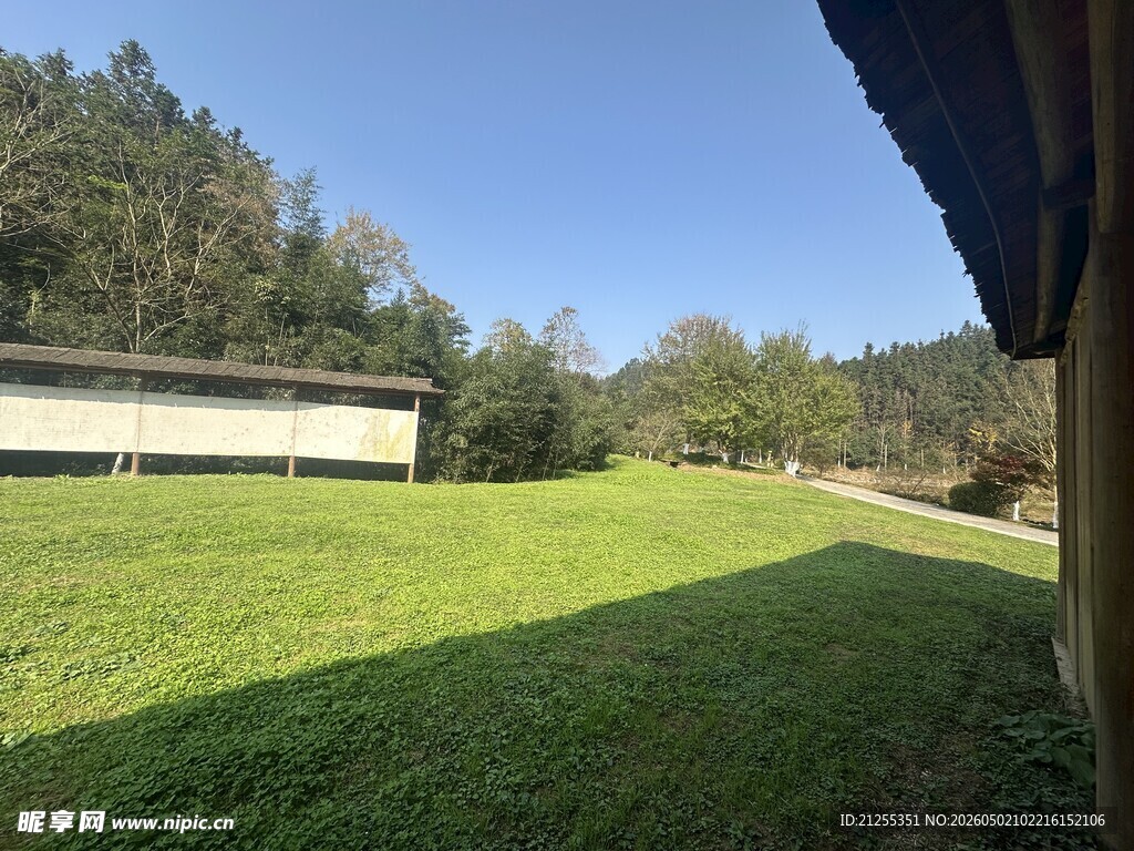 户外开阔草地与建筑景观