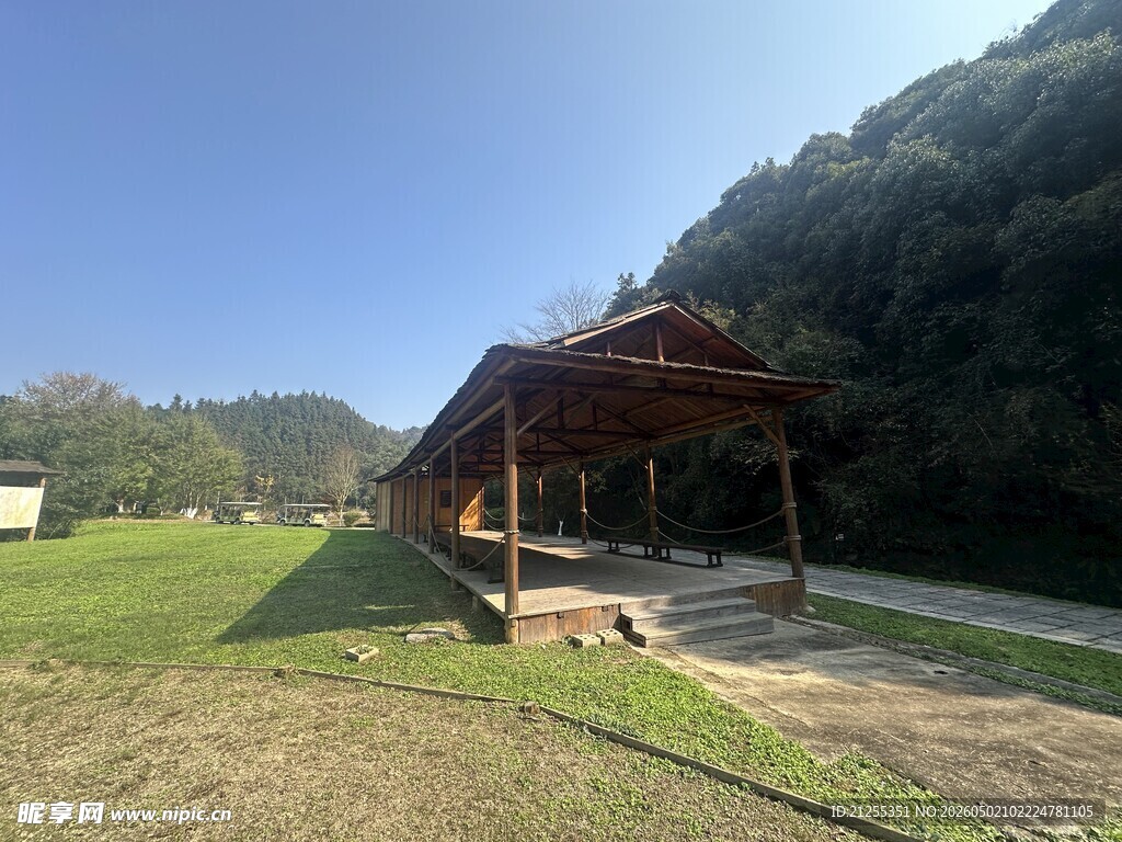 山间木质凉亭