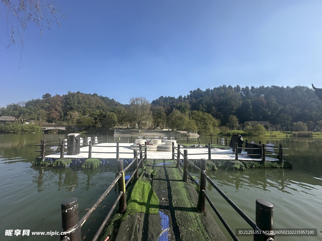 湖畔栈桥风景