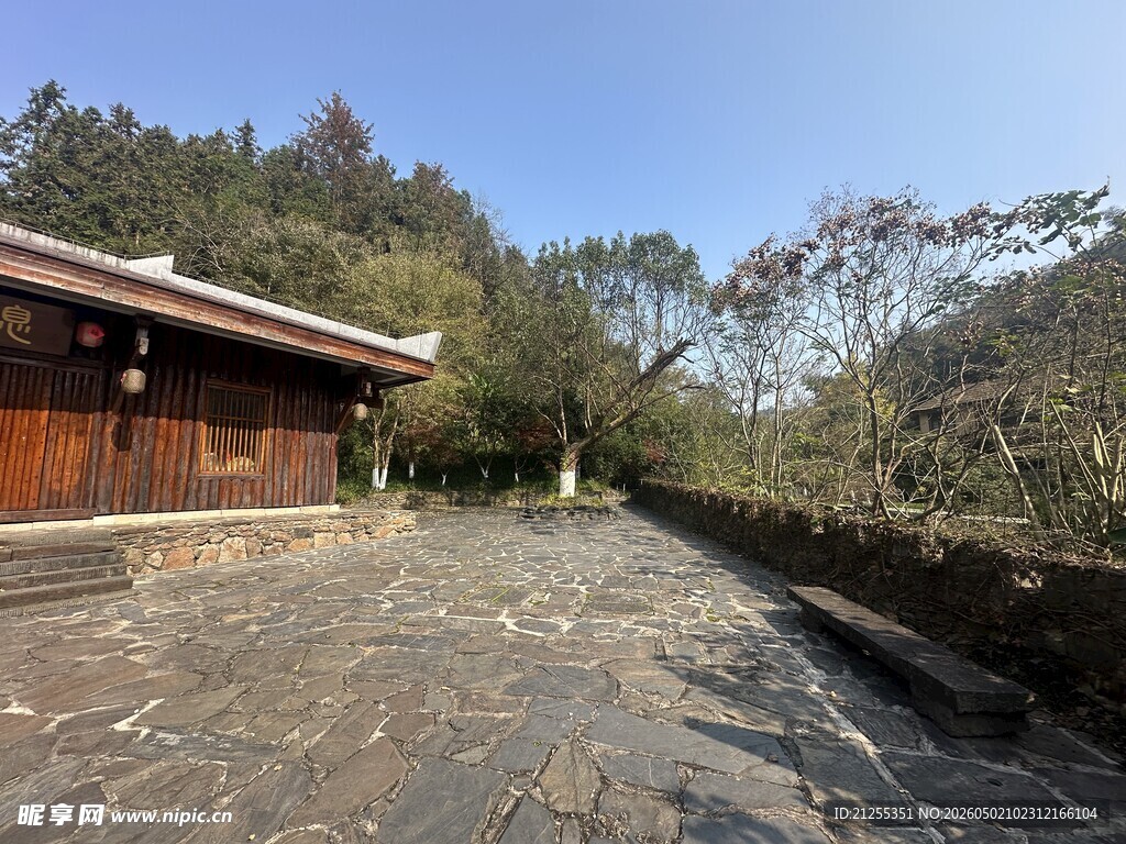 古朴庭院石板路与木屋