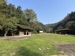 乡村开阔草地与古朴建筑
