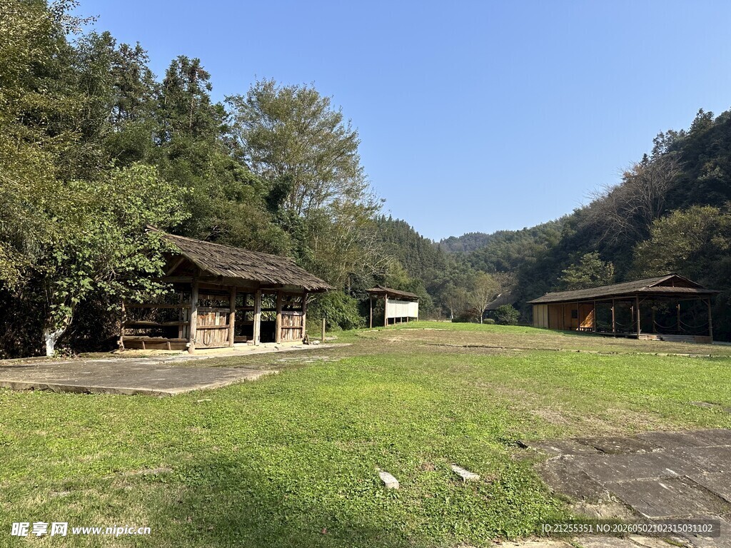 乡村开阔草地与古朴建筑