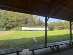 户外凉亭下的开阔风景