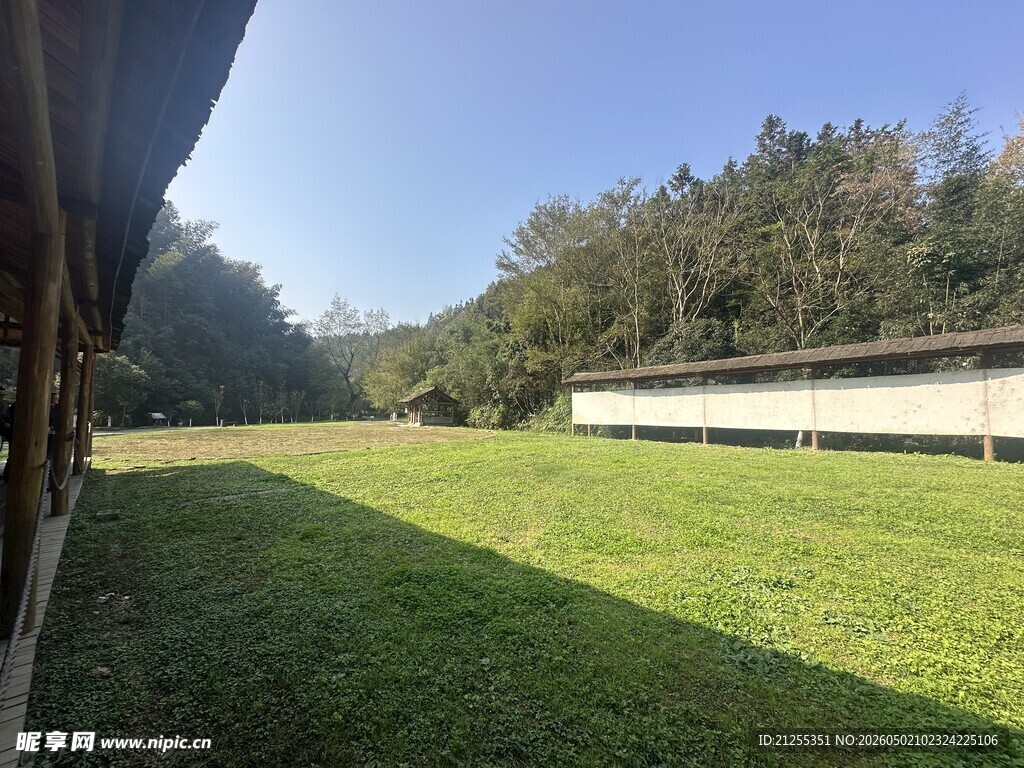 户外开阔草地与建筑景观