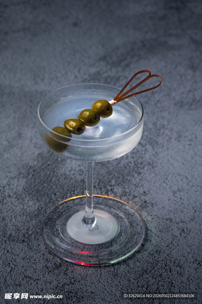 马天尼鸡尾酒配橄榄
