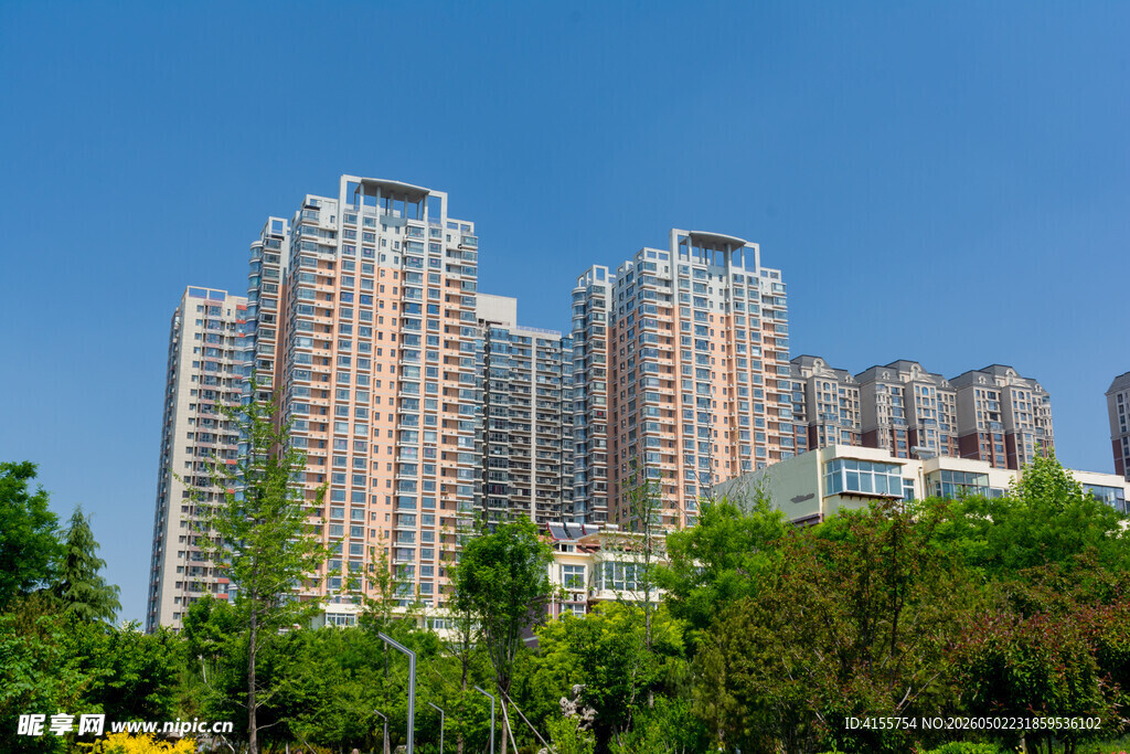 城市高楼与绿树景观