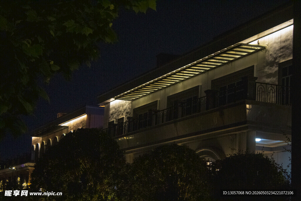 夜晚灯火通明的宏伟建筑