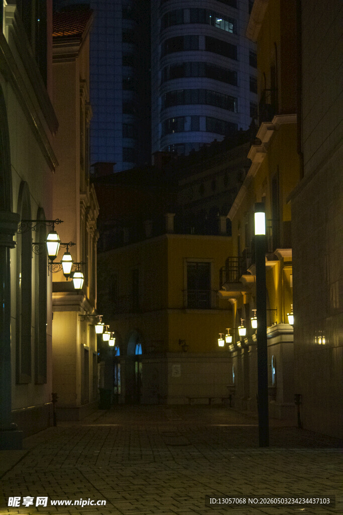 夜晚静谧的欧式街道小巷
