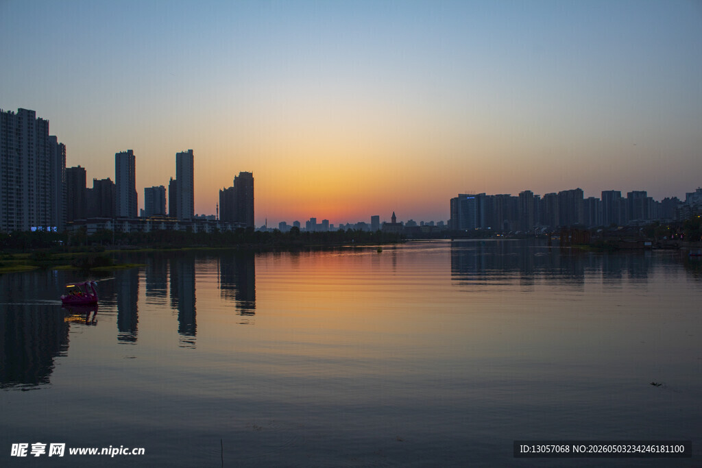 城市湖畔日落美景