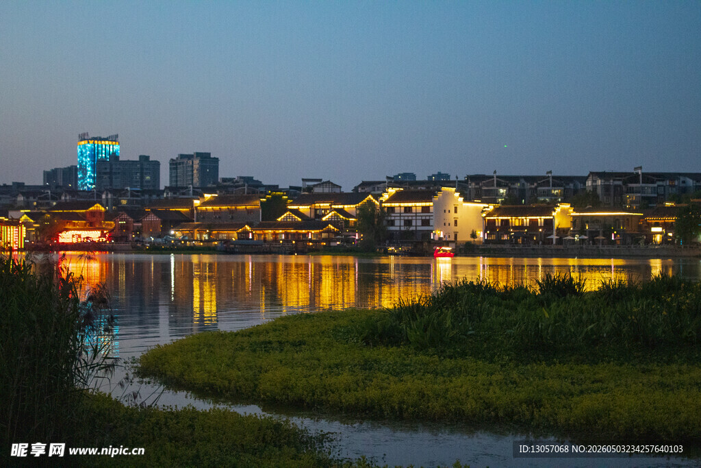 河畔城市夜