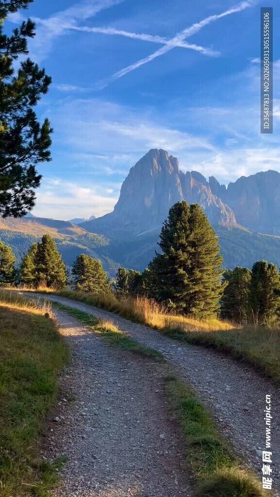 山间小径旁的壮丽山景
