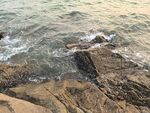 海边礁石与翻涌海浪