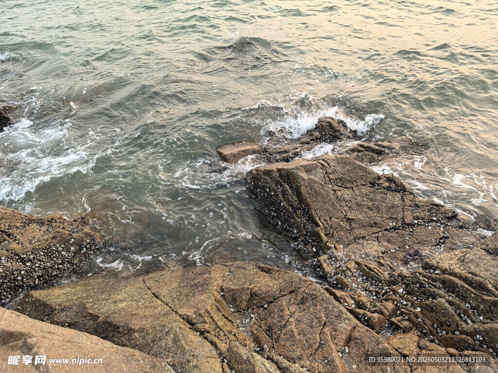海边礁石与翻涌海浪
