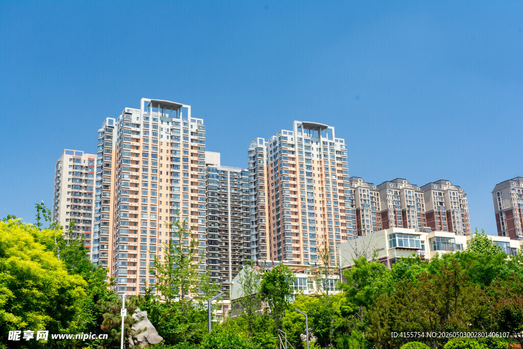 城市高楼与葱郁绿植景观
