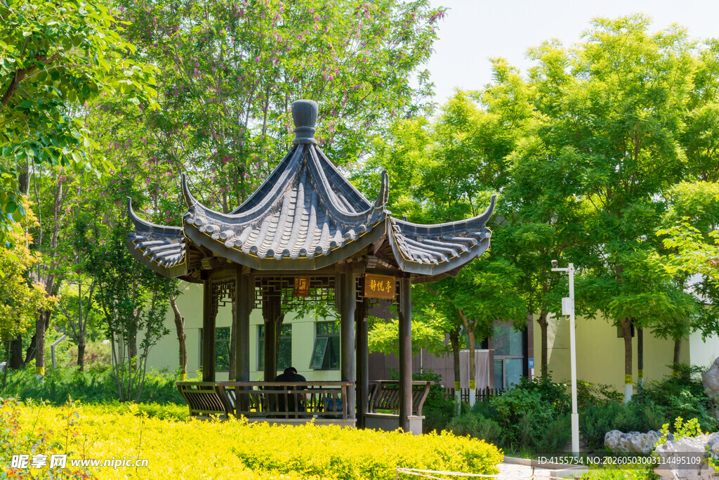 中式园林中的古典凉亭