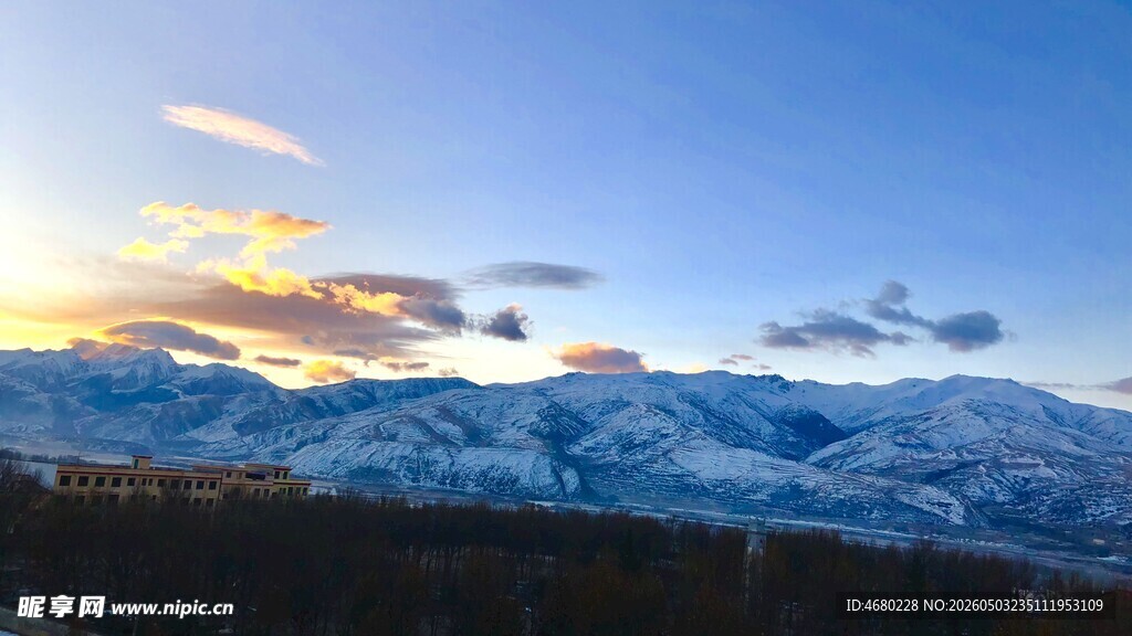 雪山壮丽日出美景
