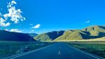 辽阔公路旁的壮美山川