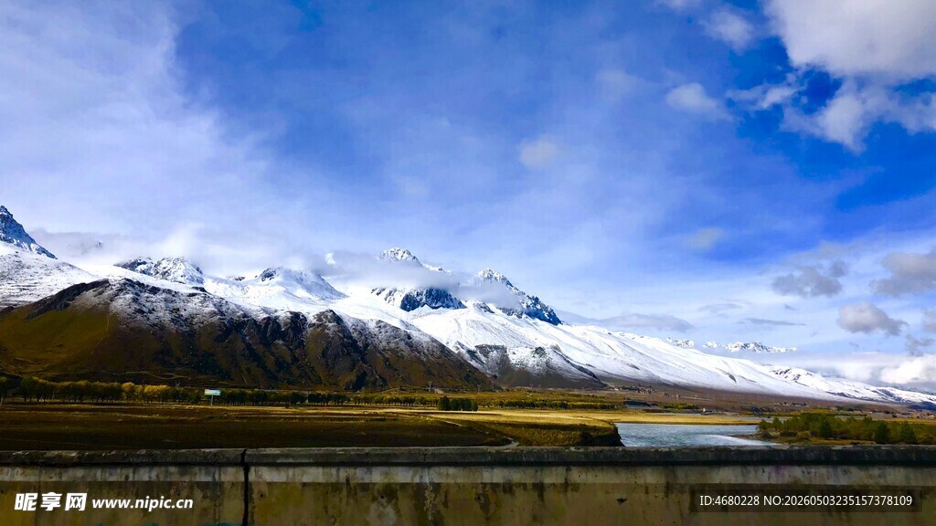 雪山蓝天美景