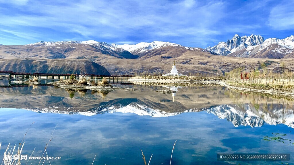 雪山湖泊美景倒影如画
