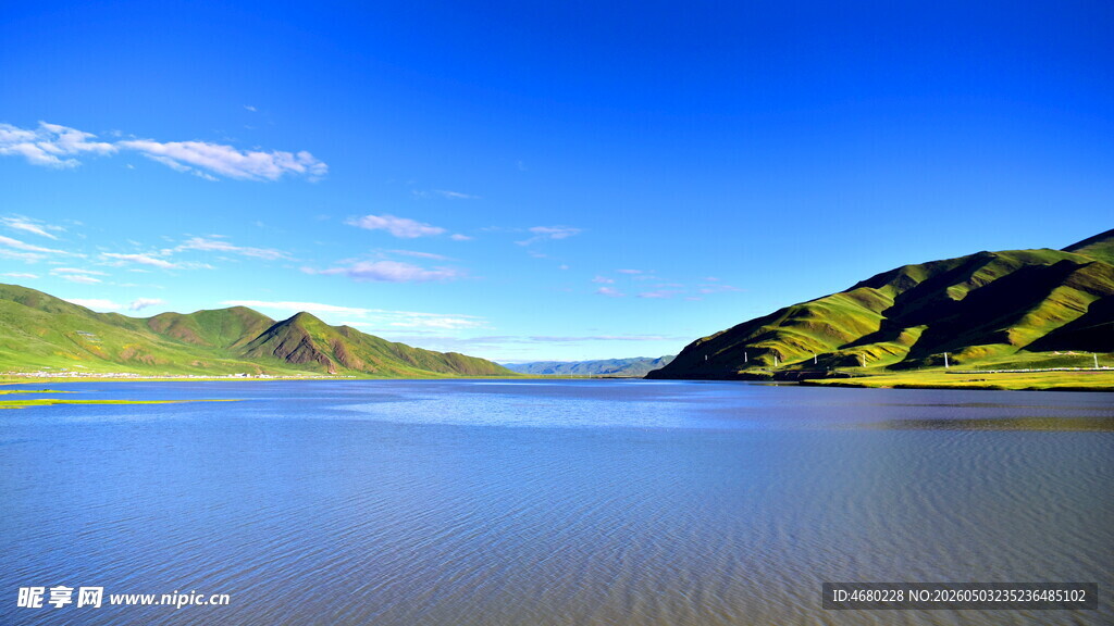 宁静湖景与青山蓝天