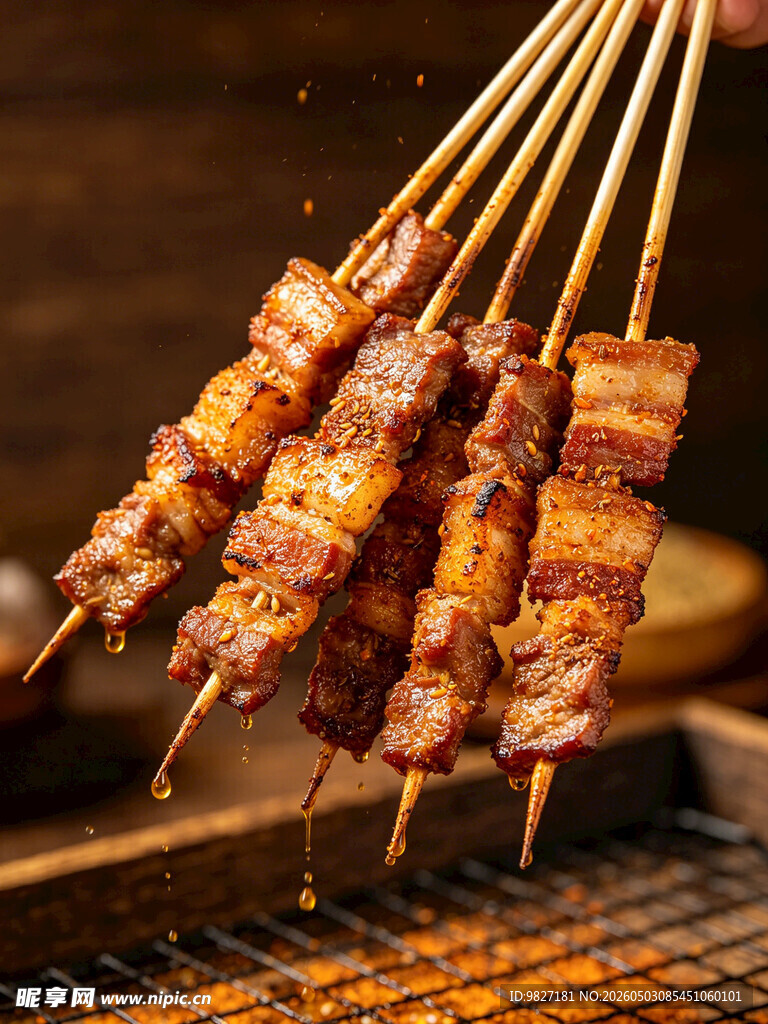 美味烤五花肉串香气四溢