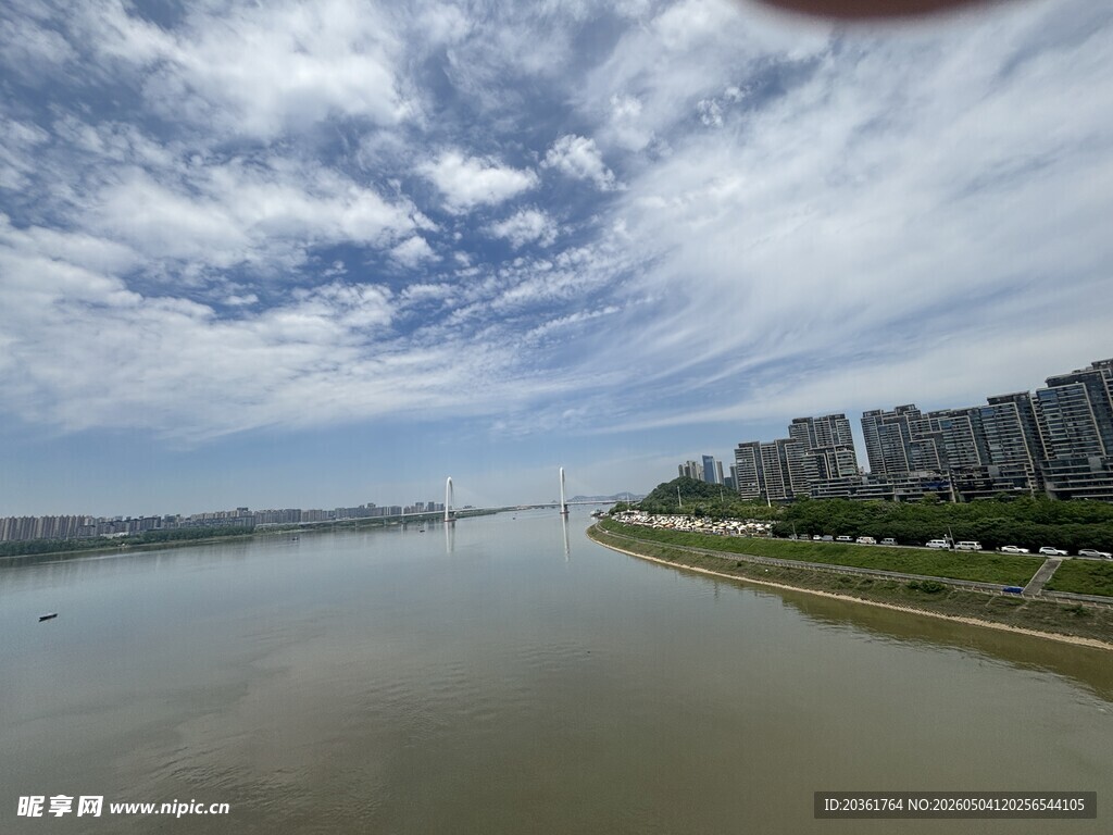 河畔城市风光