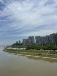 江边城市建筑风景