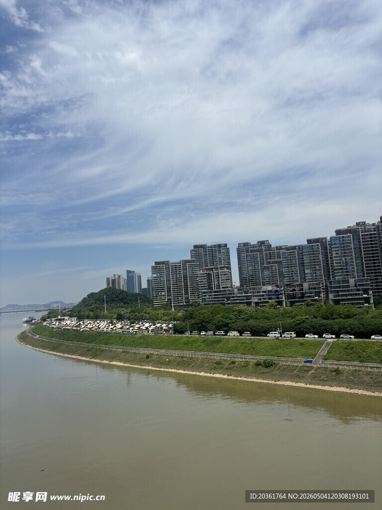 江边城市建筑风景