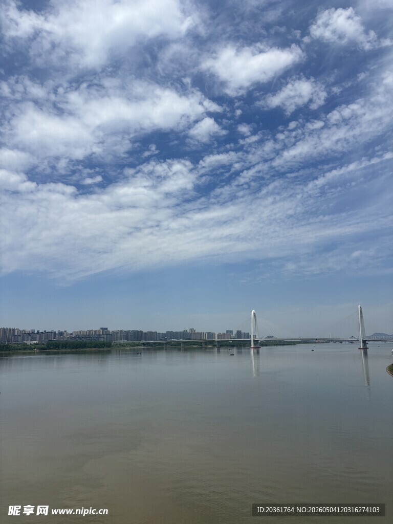 宁静湖畔蓝天白云美景