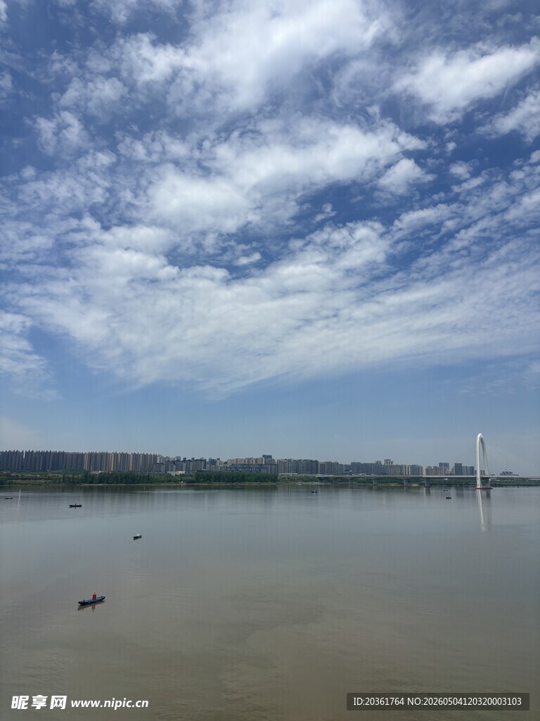 蓝天白云下的平静水域