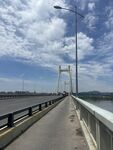 宽阔大桥与蓝天白云美景