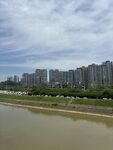 河畔高楼林立的城市景观