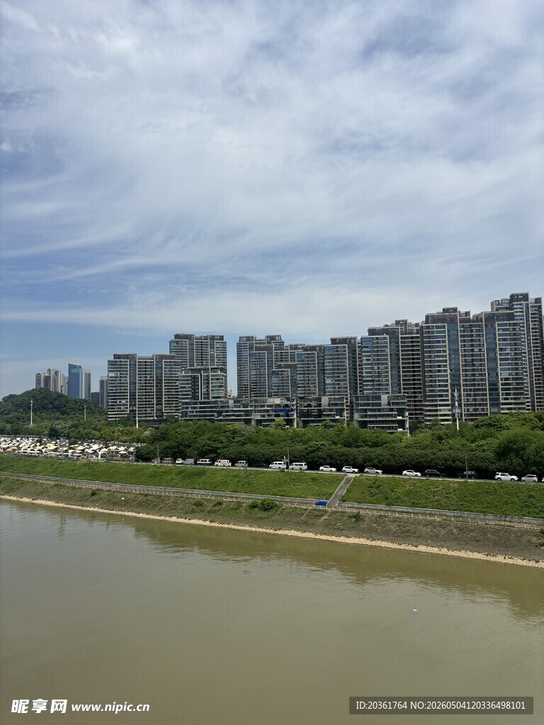 河畔高楼林立的城市景观