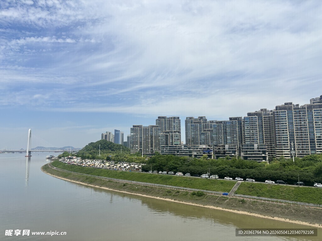 江边城市风光