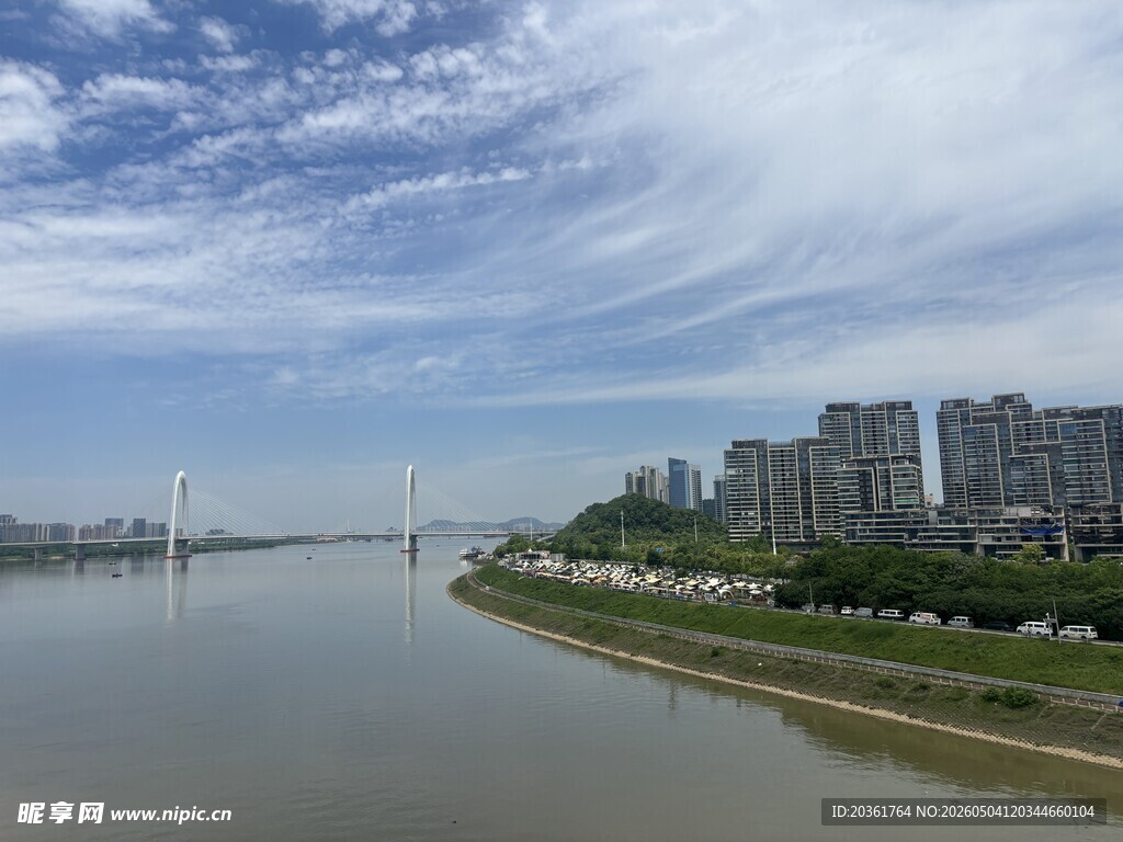 江边城市风光美景