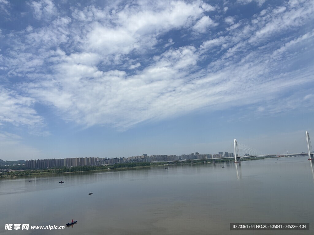 湖畔蓝天美景