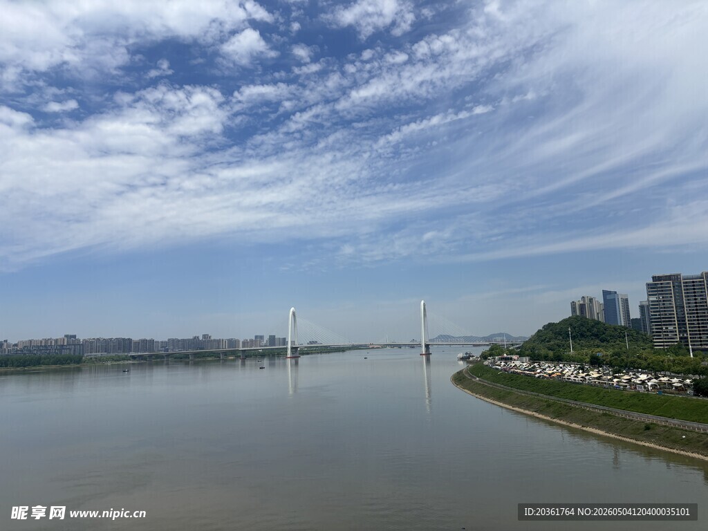 江边城市风光美景