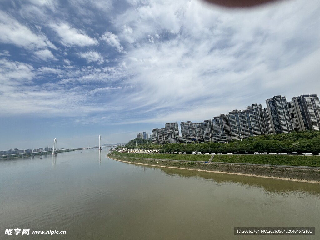 河畔高楼与蓝天白云美景
