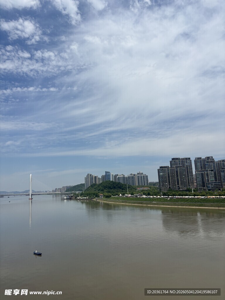 江边城市风光美景