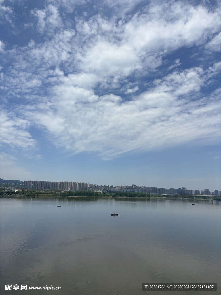 宁静湖面与蓝天白云美景
