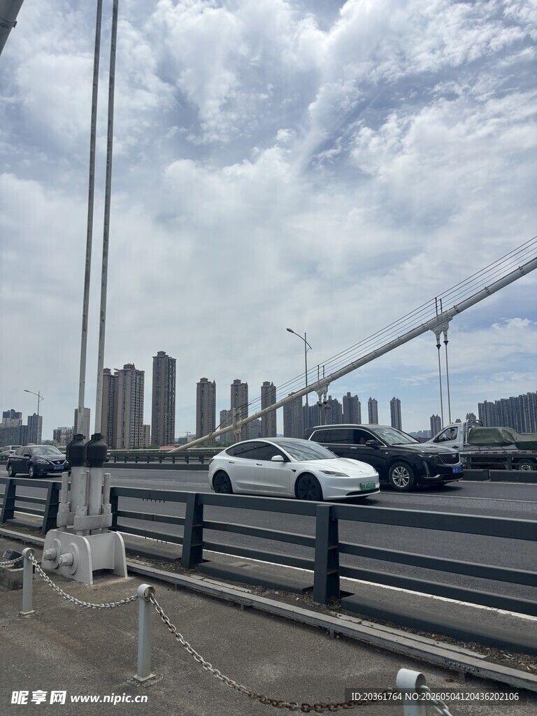 城市桥梁上的车辆与风景