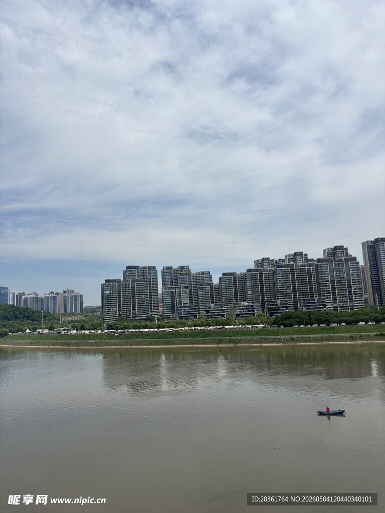 河畔高楼林立的城市景观