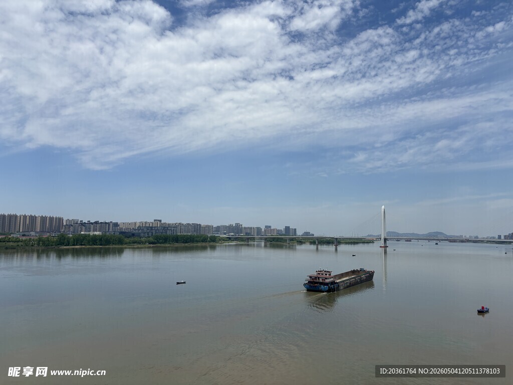 湖畔小船伴蓝天白云