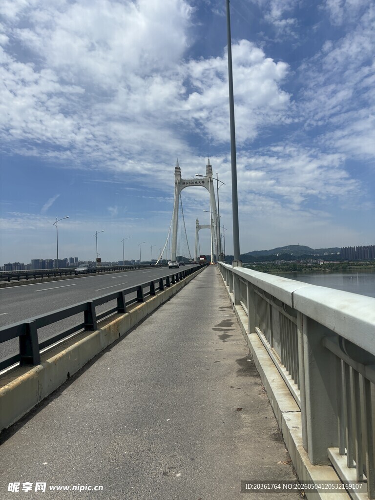 宽阔大桥延伸向远方