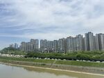 河畔高楼林立的城市景观