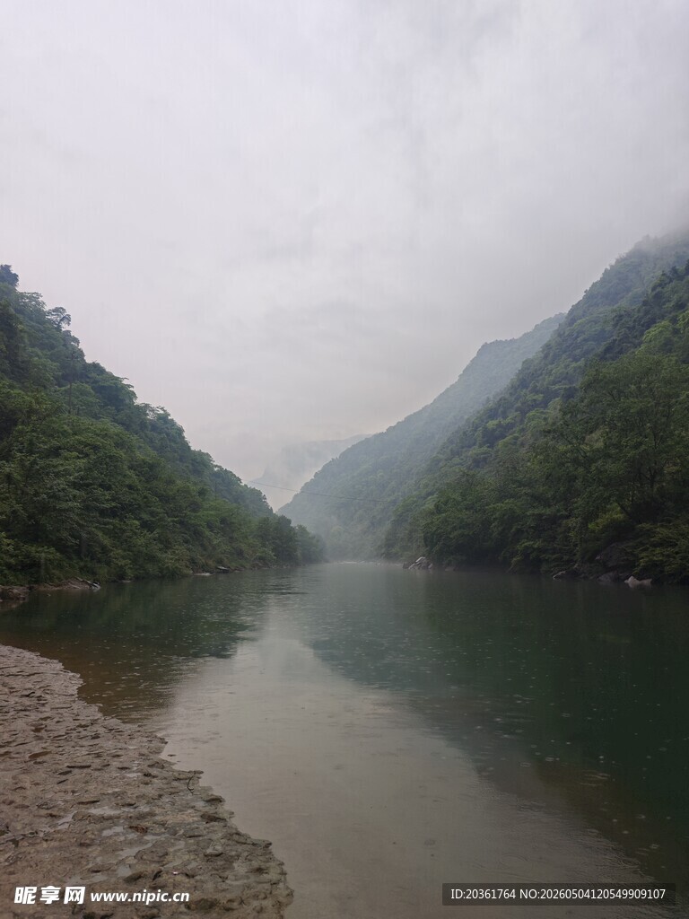 山间静谧河流景色