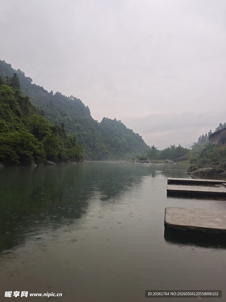 山水间宁静的水面平台